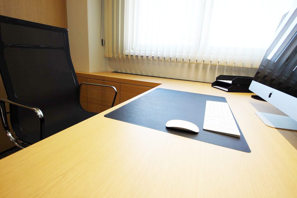 ergonomischer Tisch im Büro